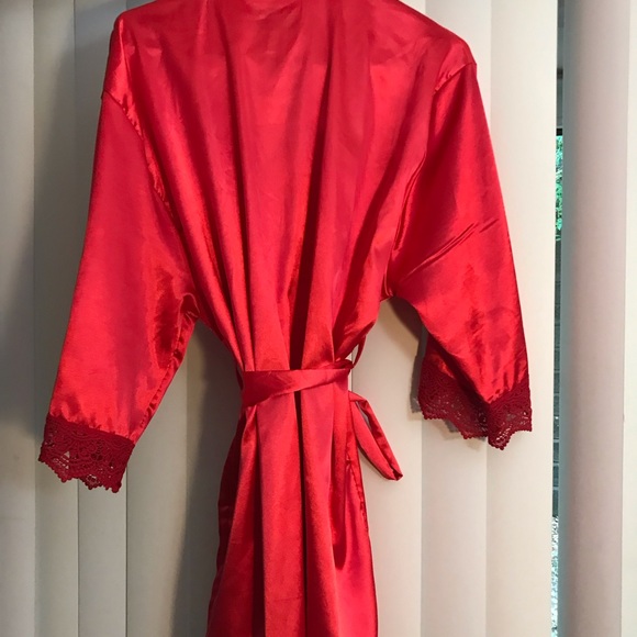 Red Satin Robe. - Picture 3 of 4